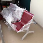 Viga ALA com pé e braços nas extremidades cromados e com assento em chapa perfurada pintado a Aluminio, Preto ou Vermelho