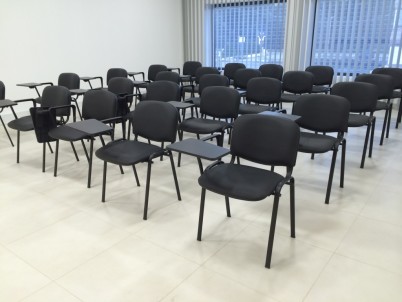 Sala formação cadeira com palamtória.